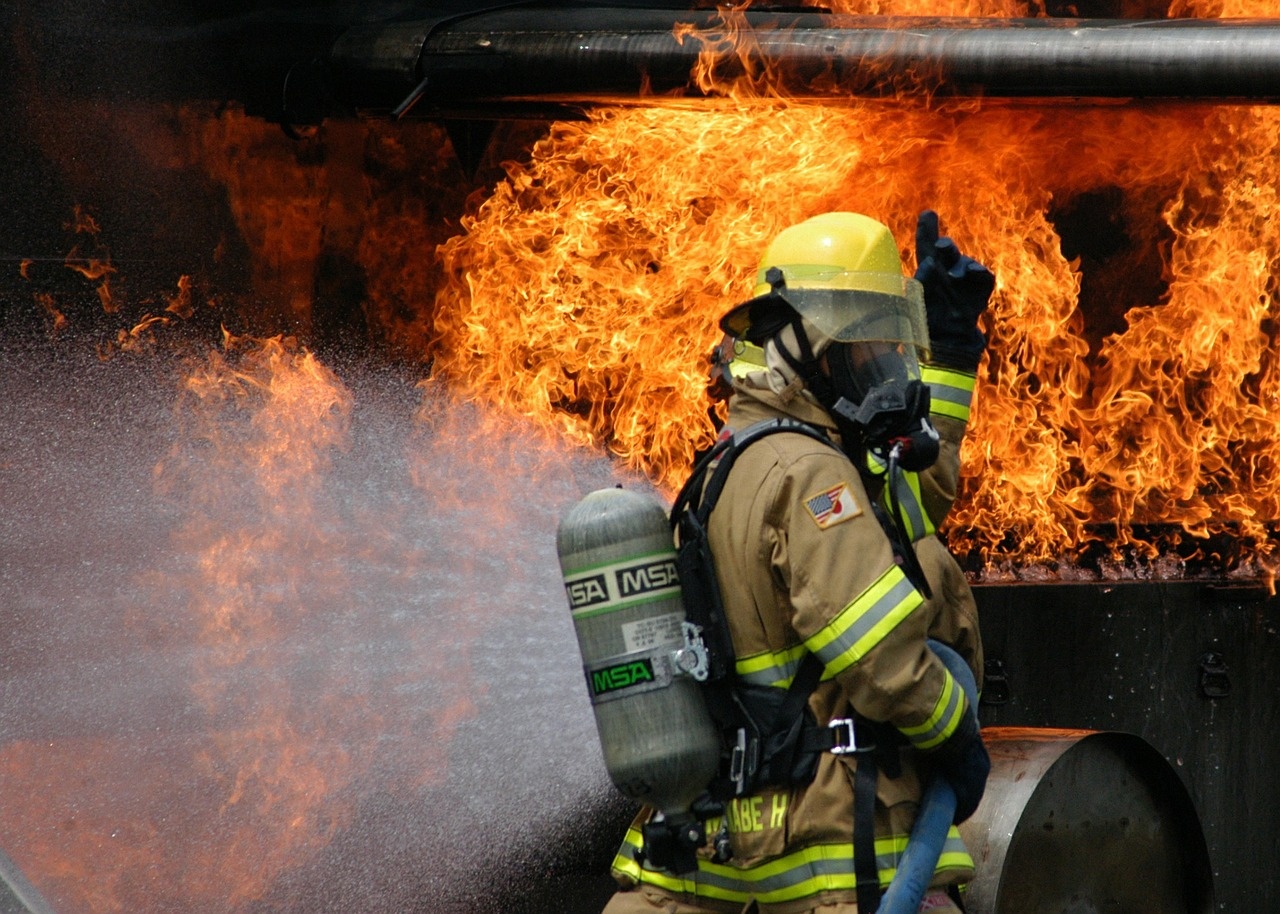 firefighter-593727_1280